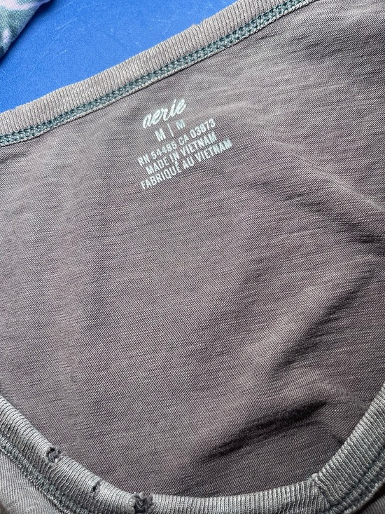 American Eagle Aerie Brown V-Neck Distressed Oversized Boyfriend Tee Size Medium - Picture 11 of 13